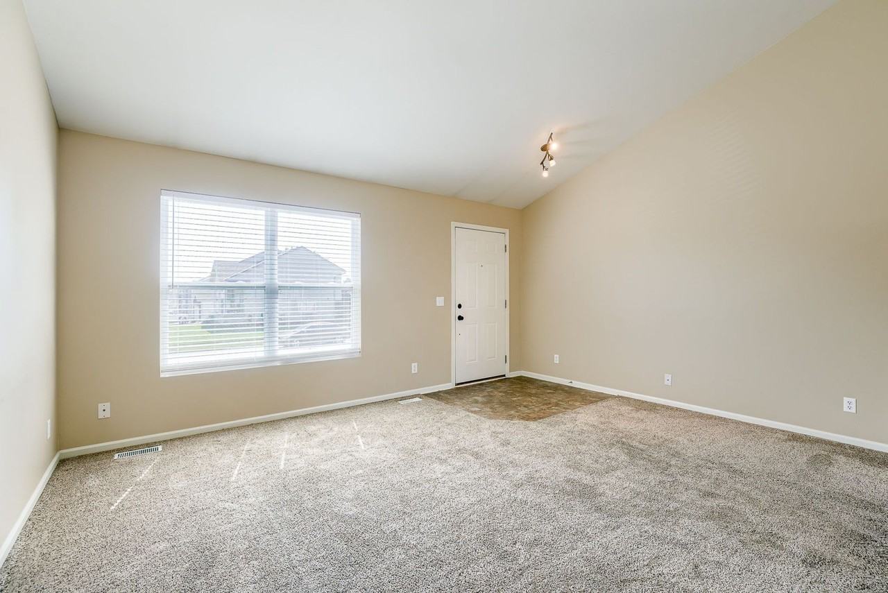 7826 S 161st Ter - Photo 3 of 25