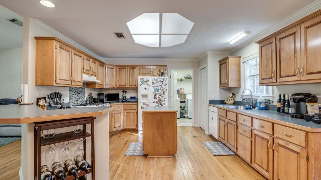 316 S John Sims Pkwy - Photo 2 of 14