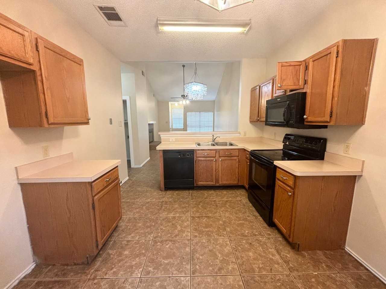 2915 Roxboro Rd - Photo 5 of 22