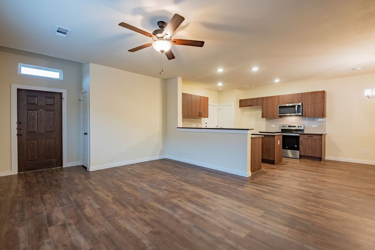 721 Blackland Dr - Photo 2 of 22