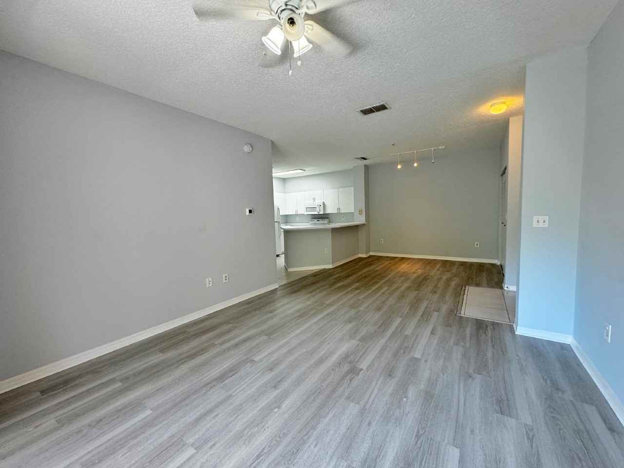 615 Fairway Dr Apt 304 - Photo 4 of 28