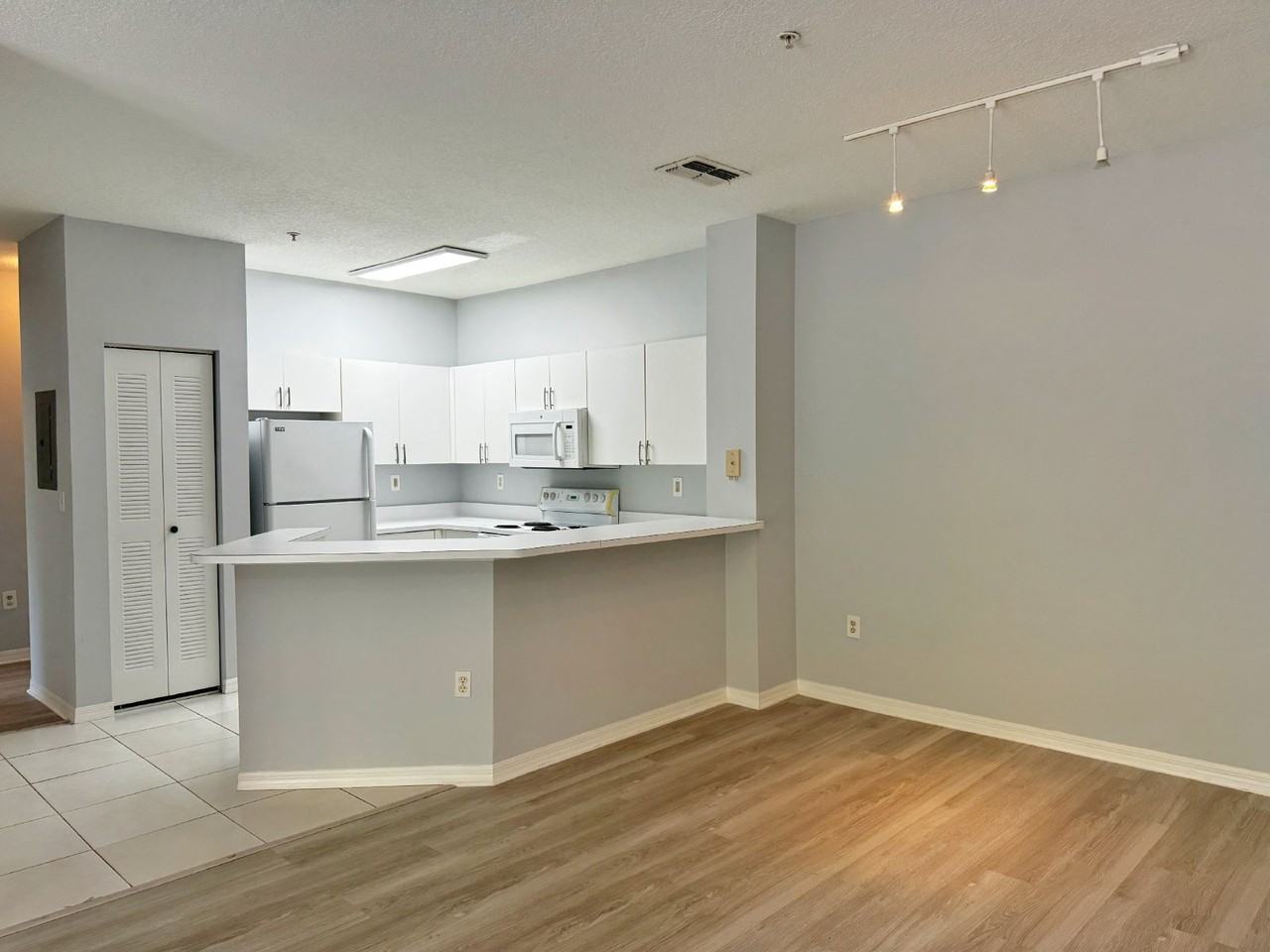 615 Fairway Dr Apt 304 - Photo 6 of 28