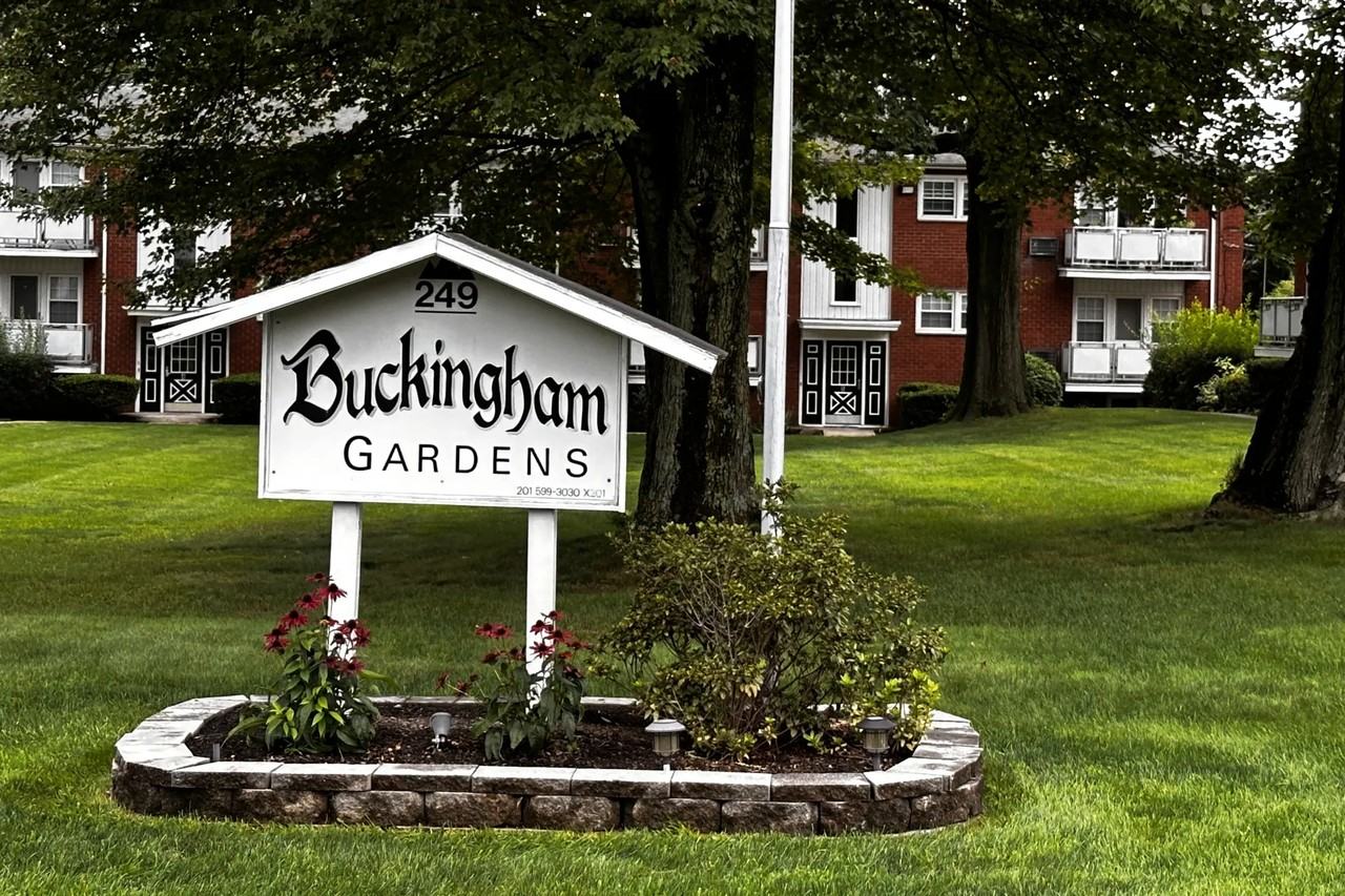 249 N Middletown Rd - Photo 2 of 6