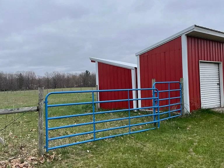 7636 N Backus Rd - Photo 3 of 32