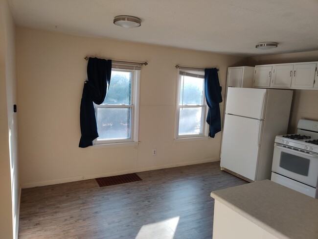 1585 Baldwin Ave - Photo 3 of 8