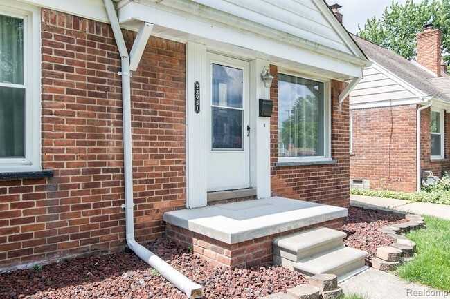 22951 Audette St - Photo 3 of 4