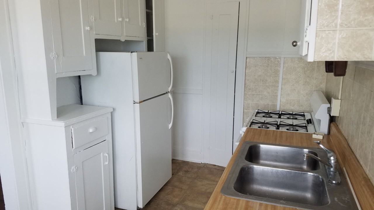 2814 Hampshire Road - Photo 2 of 11