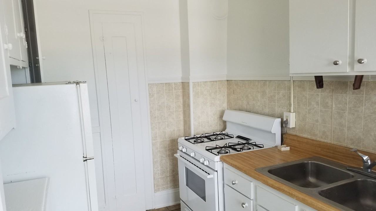 2814 Hampshire Road - Photo 3 of 11
