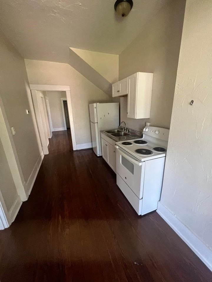 425 Bullitt Ave SE - Photo 2 of 6