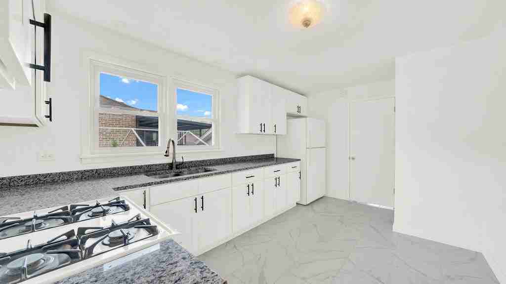 3704 W 57th St - Photo 3 of 26