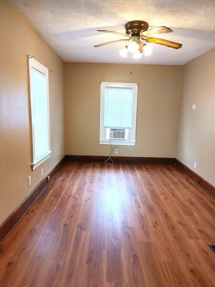 702 1/2 28th St - Photo 2 of 8