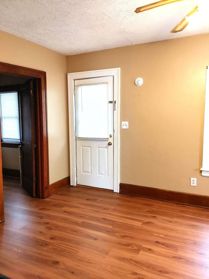 702 1/2 28th St - Photo 3 of 8