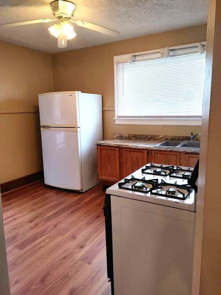 702 1/2 28th St - Photo 4 of 8