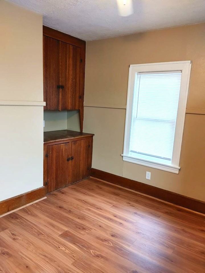 702 1/2 28th St - Photo 6 of 8