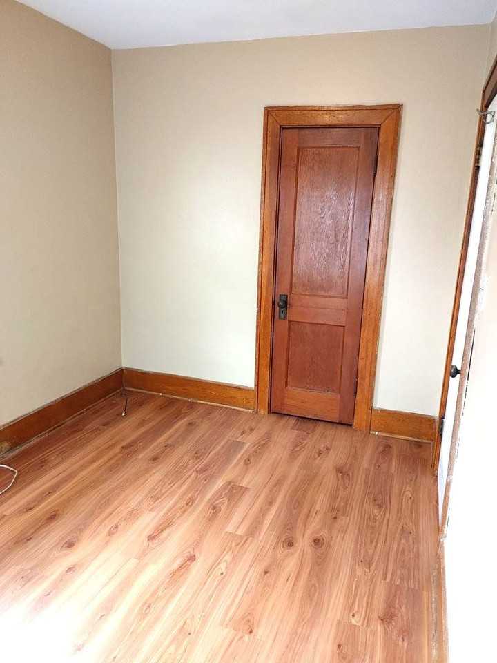 702 1/2 28th St - Photo 7 of 8