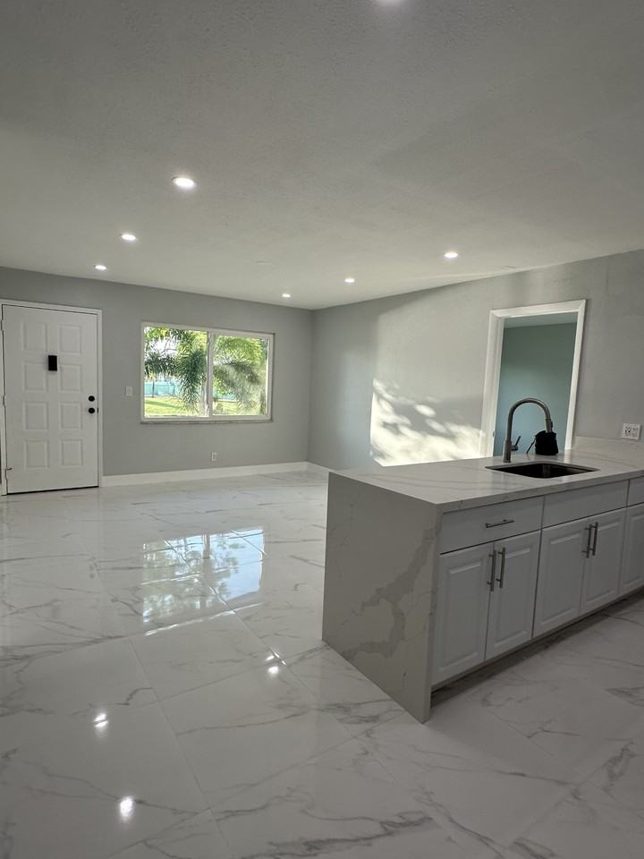 4275 27th Ct Sw #202 - Photo 4 of 20