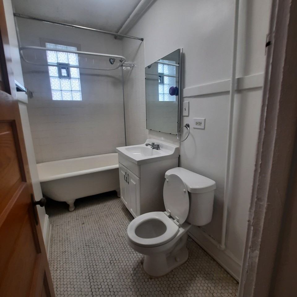 2925 W Roscoe St #BF - Photo 6 of 16