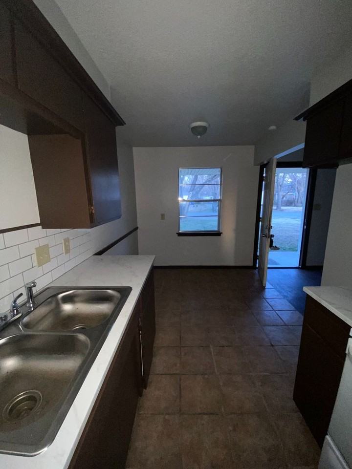 516 N Ponca Ave - Photo 3 of 9