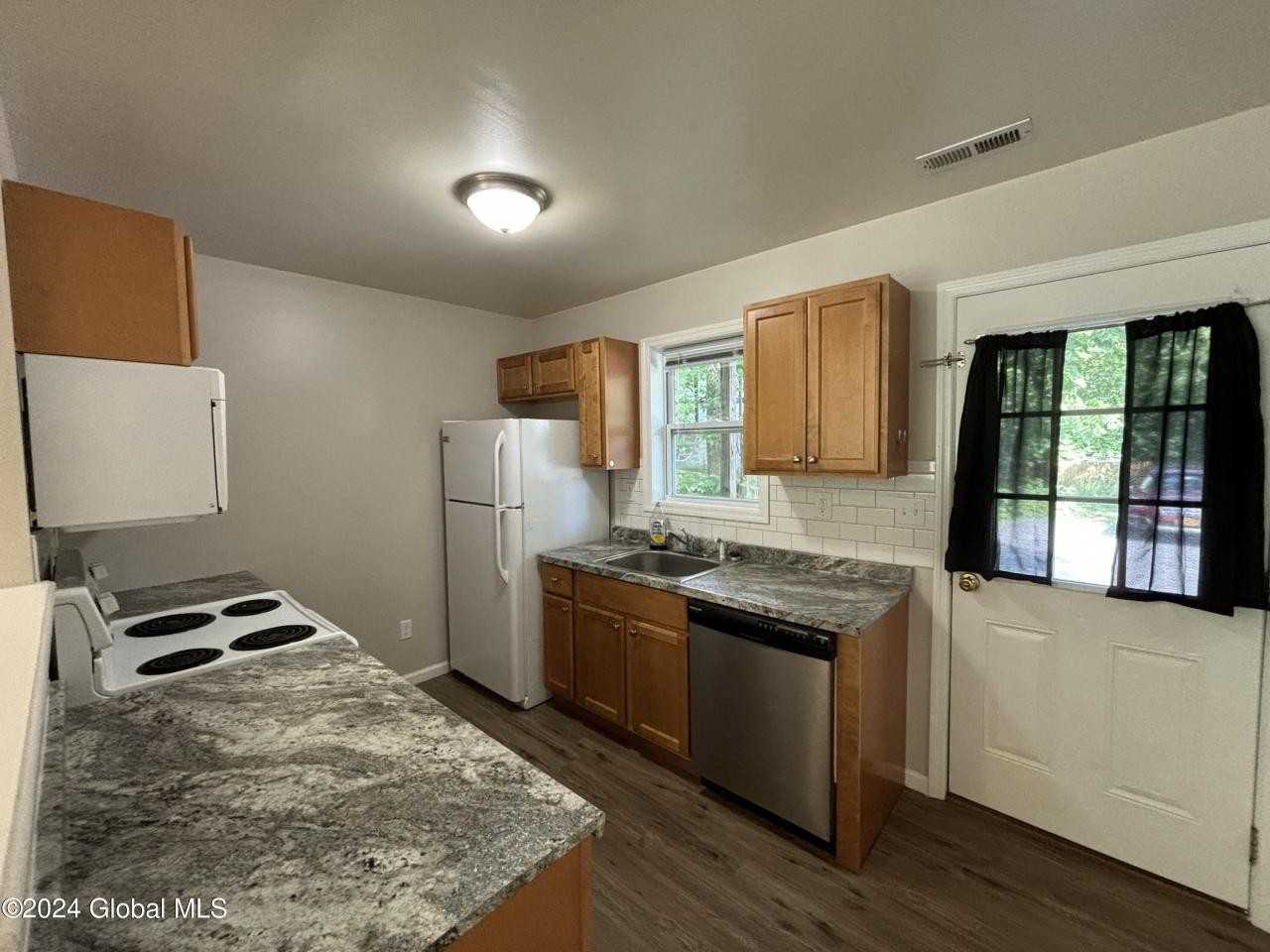 8 Clancy St - Photo 2 of 17