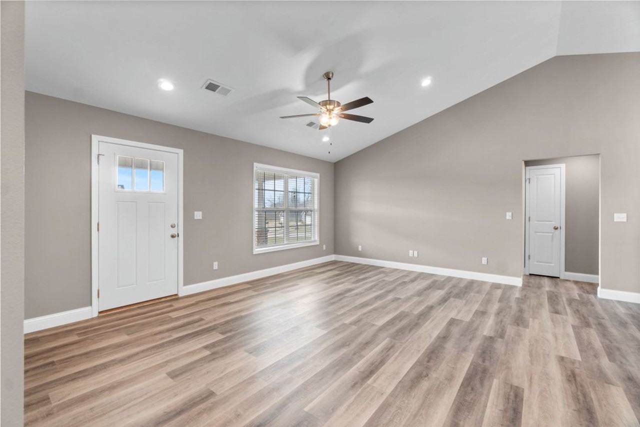 1900 Williamsburg Dr - Photo 3 of 24