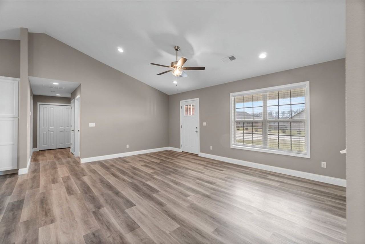 1900 Williamsburg Dr - Photo 4 of 24