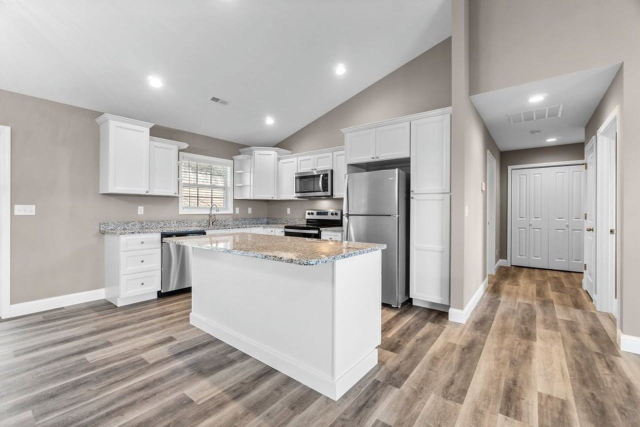 1900 Williamsburg Dr - Photo 7 of 24