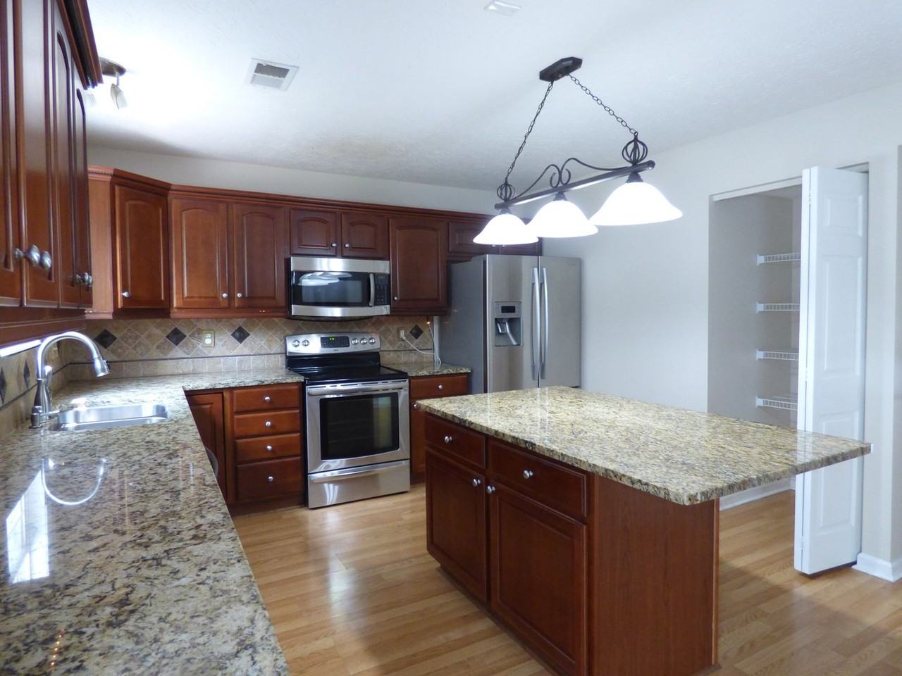 2112 Sovereign Ln - Photo 3 of 45