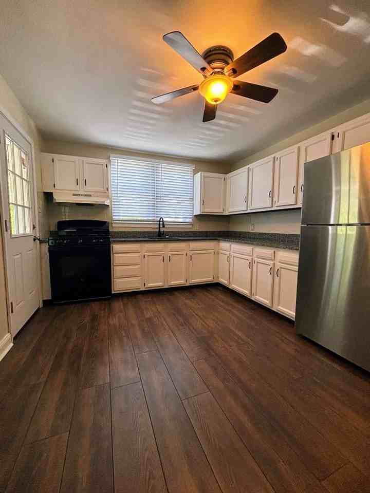 4144 Chestnut St - Photo 3 of 10