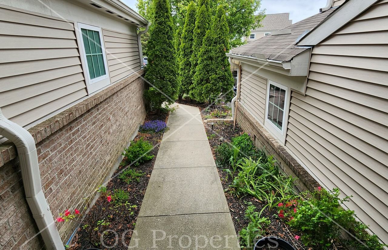 391 Riverbend Dr #NA - Photo 3 of 33