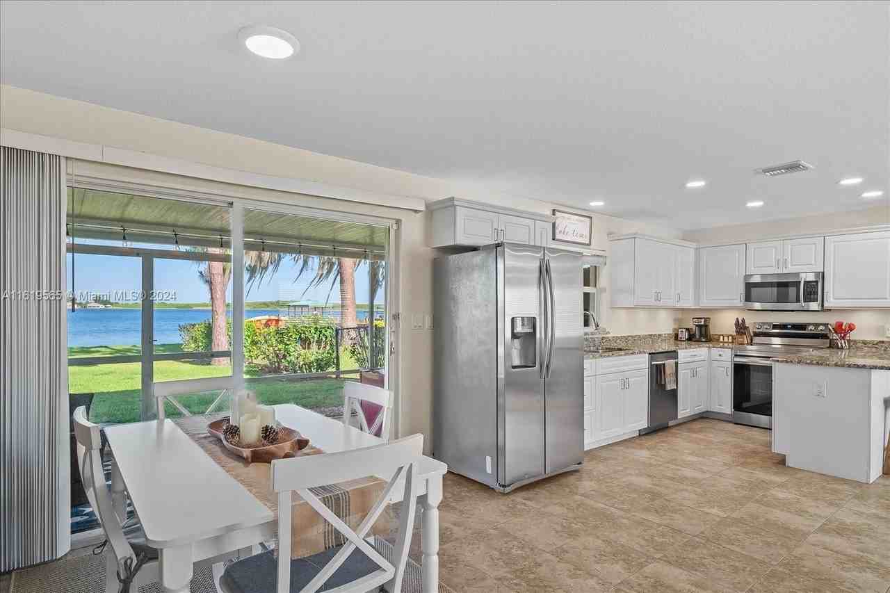 924 Lake Dr E - Photo 5 of 46