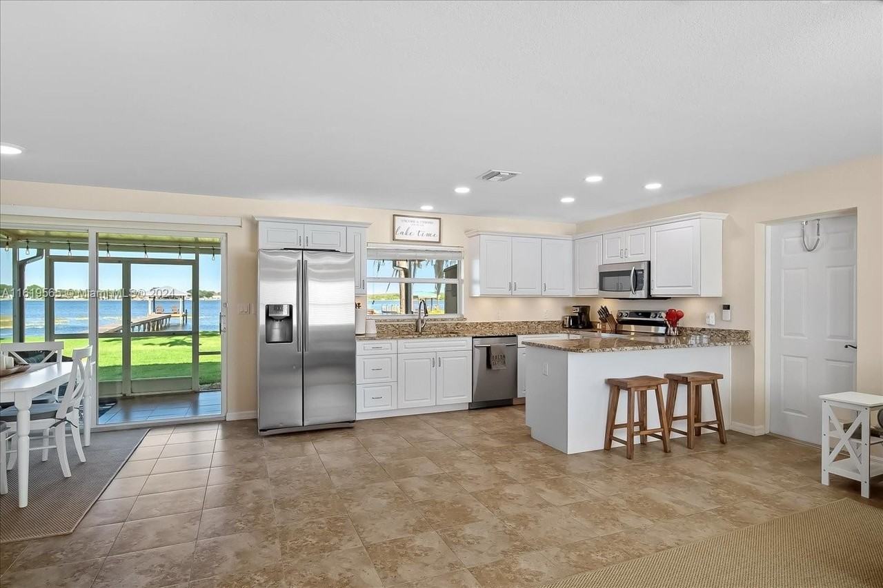 924 Lake Dr E - Photo 7 of 46