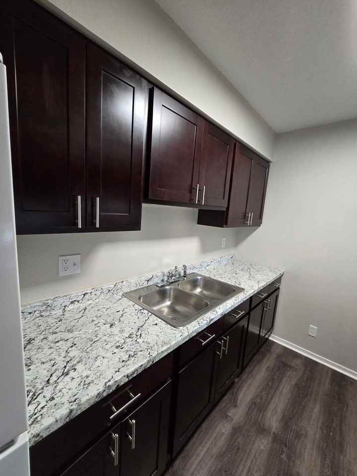 330 S 17th St - Photo 4 of 17