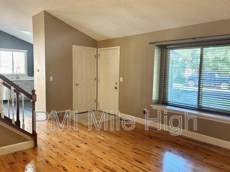 235 Redwood Cir - Photo 3 of 27
