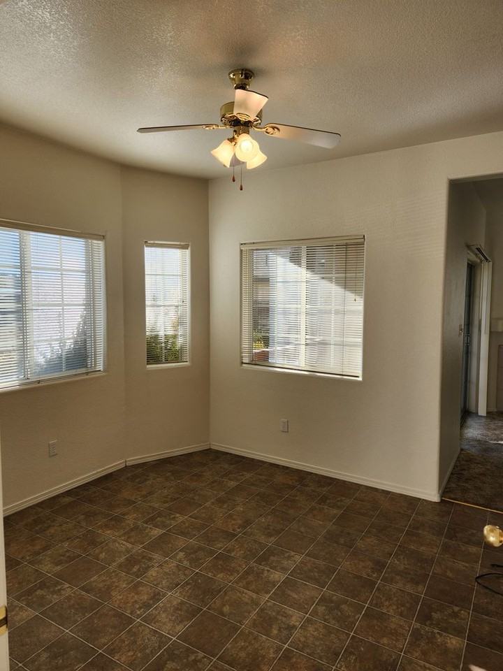 512 W Longhorn Rd - Photo 3 of 16