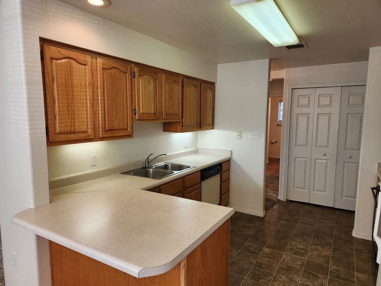 512 W Longhorn Rd - Photo 4 of 16