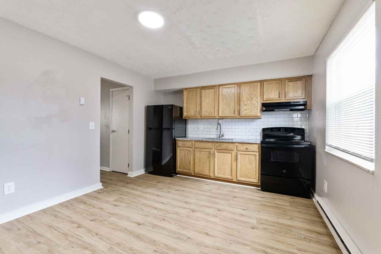 2193 Clarendon Ln - Photo 2 of 19