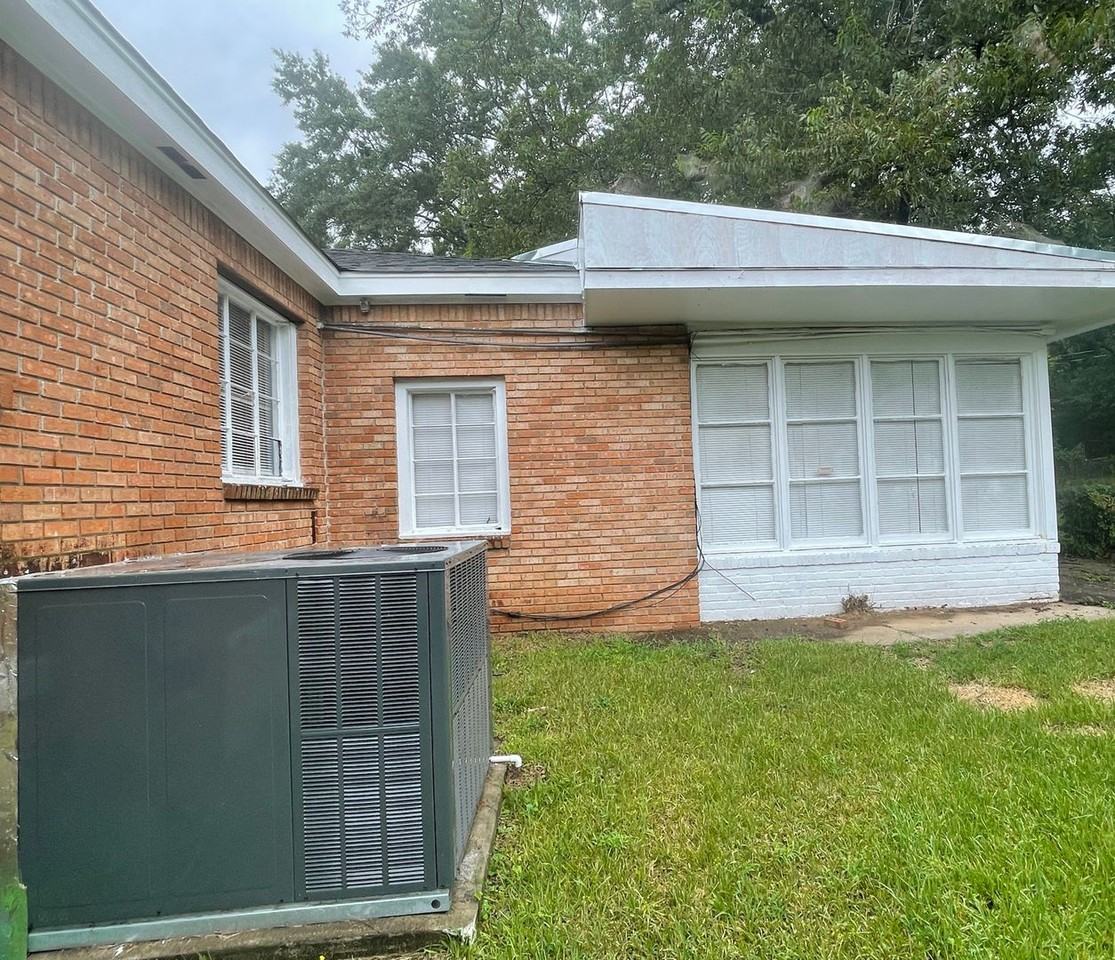 1066 Alta Vista Blvd - Photo 2 of 8