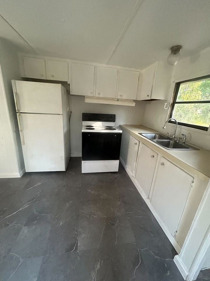 281 Anderson Ct - Photo 2 of 6
