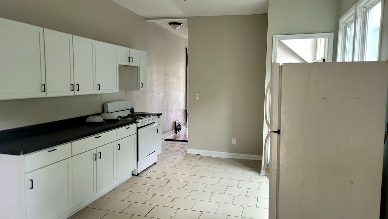 1105 S 15th St - Photo 3 of 8