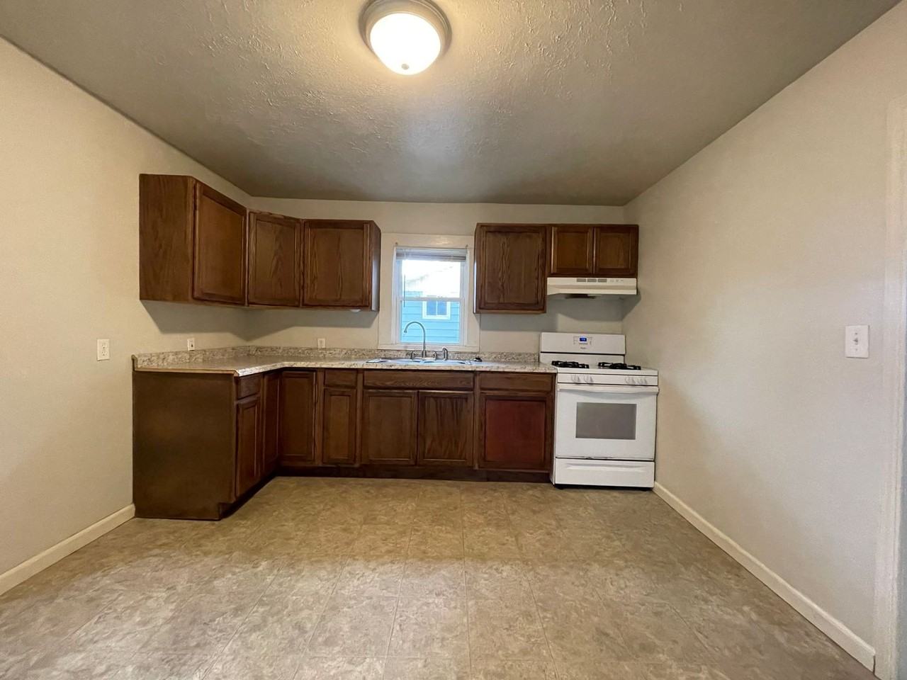 2605 E Division St - Photo 6 of 13