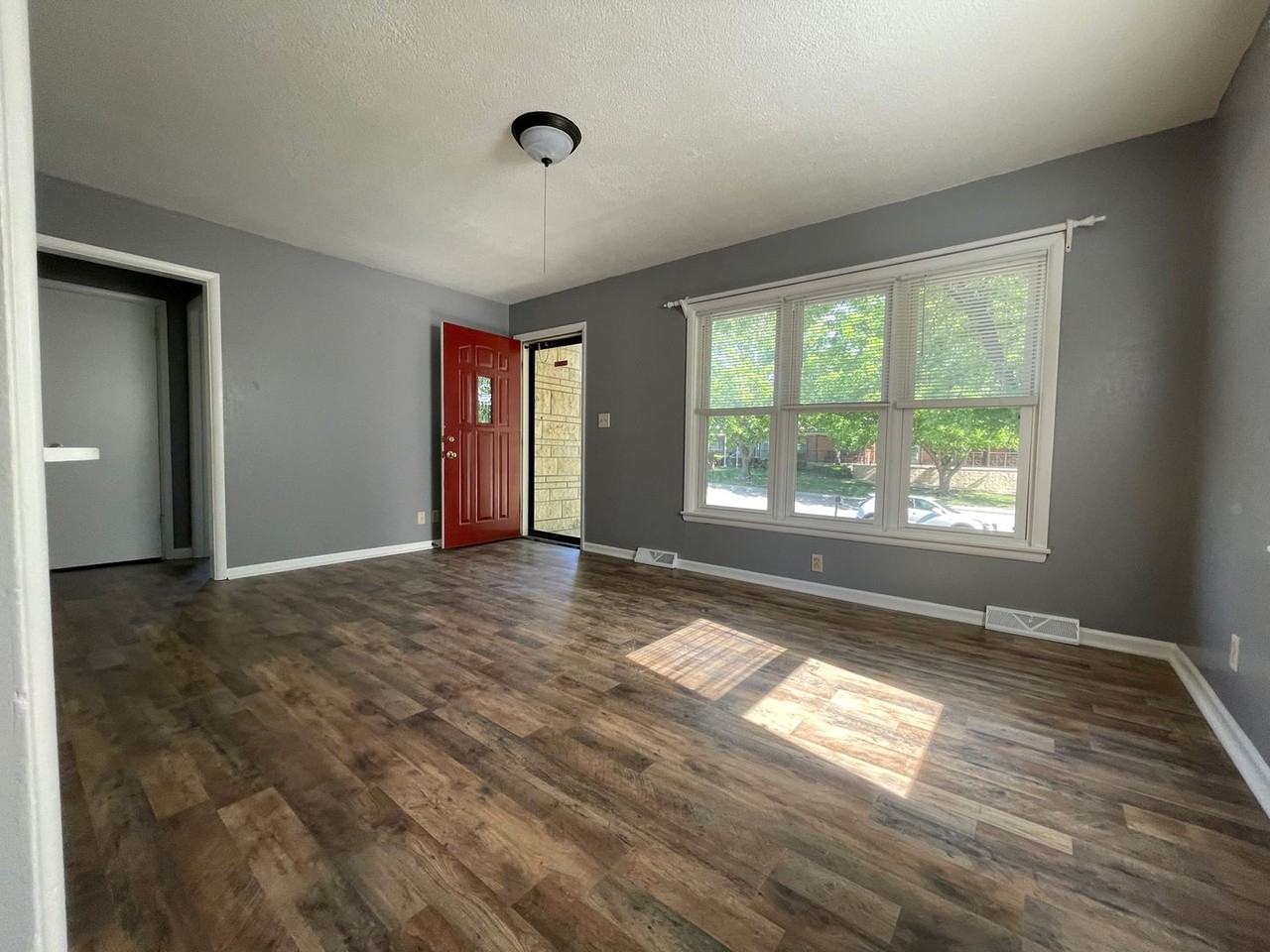 419 W Spruce St - Photo 3 of 11