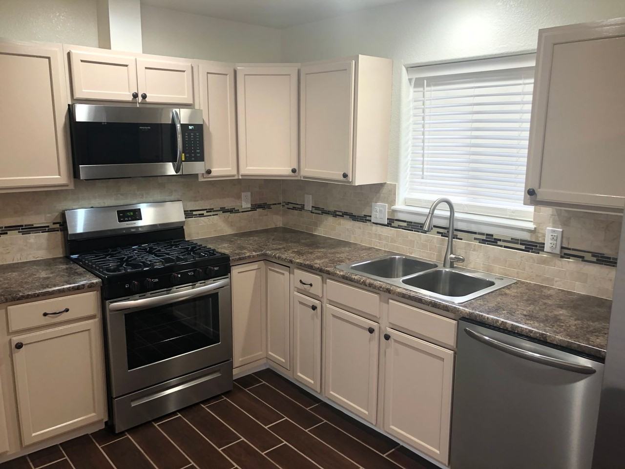 2126 W 15th St - Photo 3 of 12