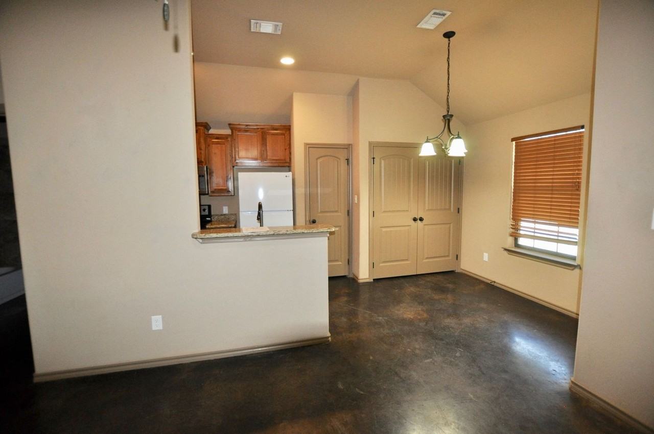 663 W Tarleton St - Photo 7 of 18