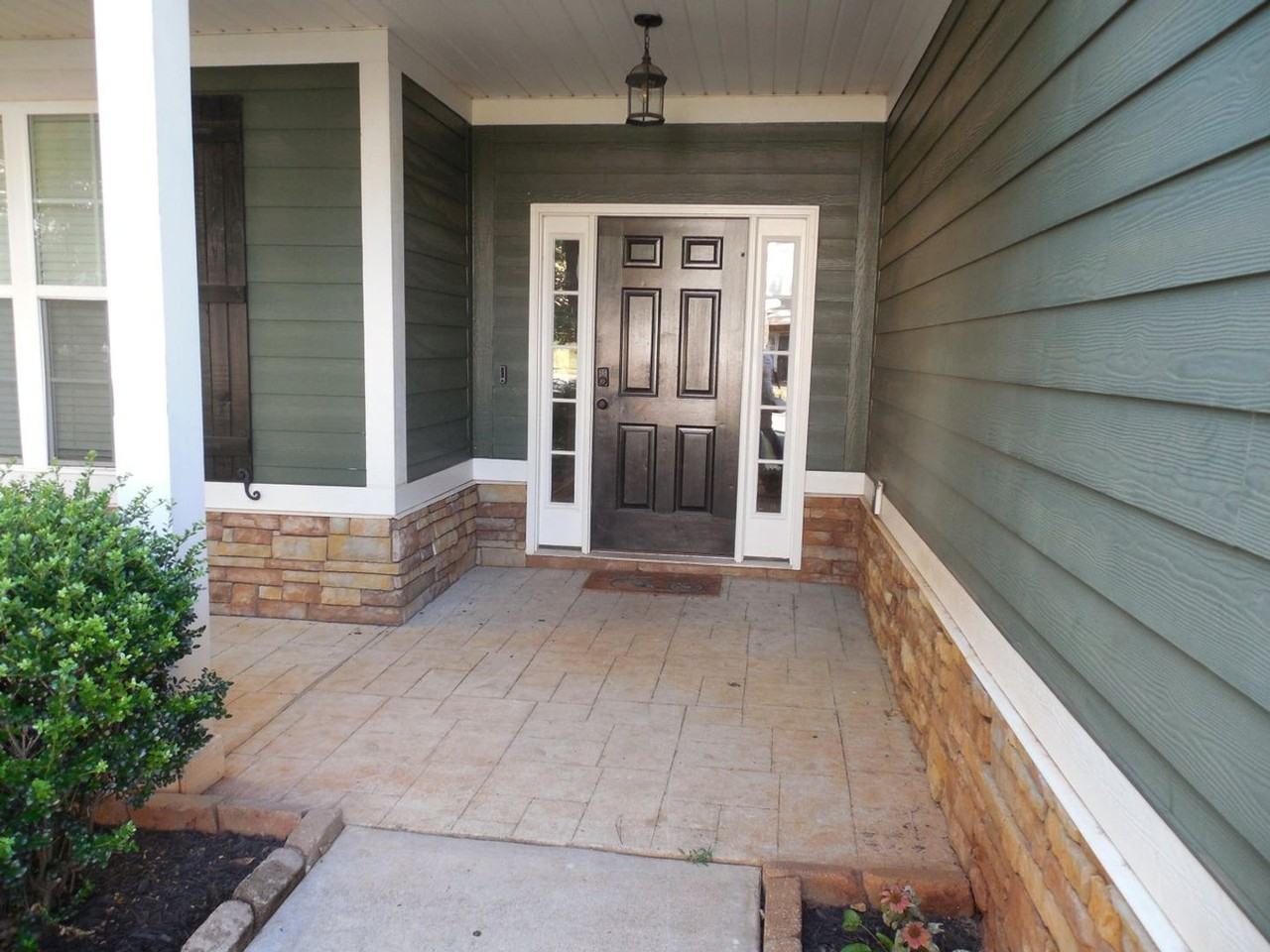 812 Herrington Dr - Photo 2 of 25