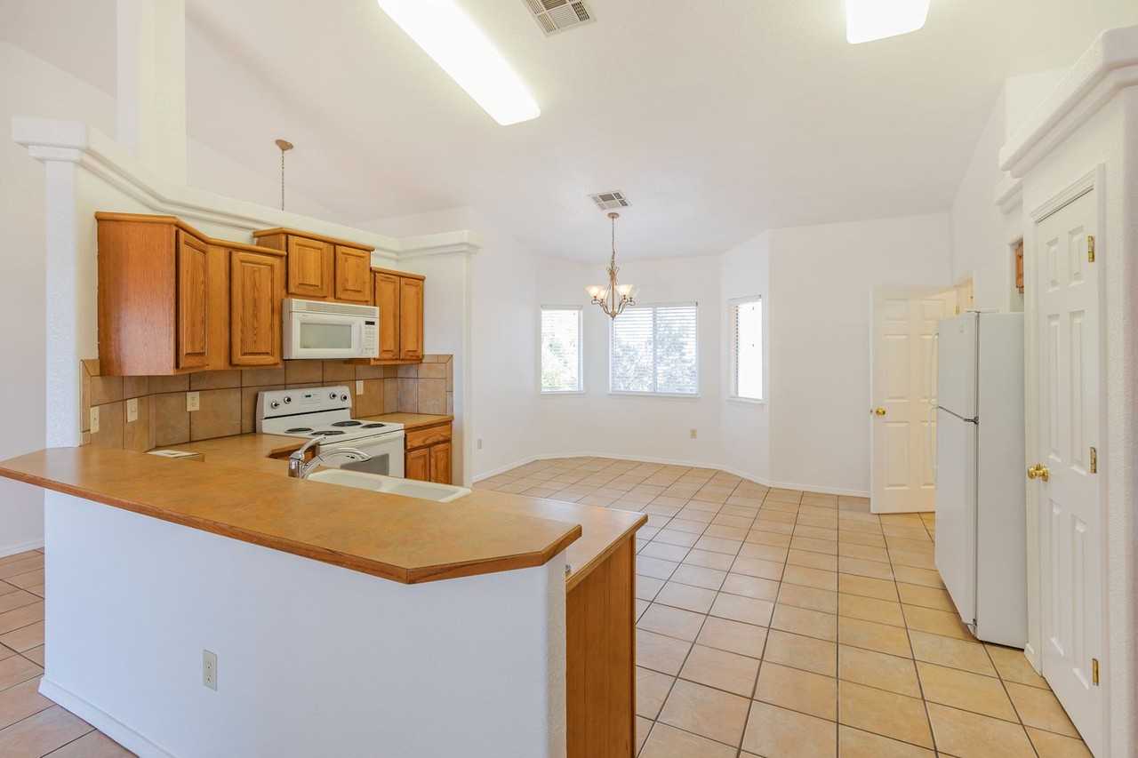 2400 Saguaro Loop - Photo 3 of 33