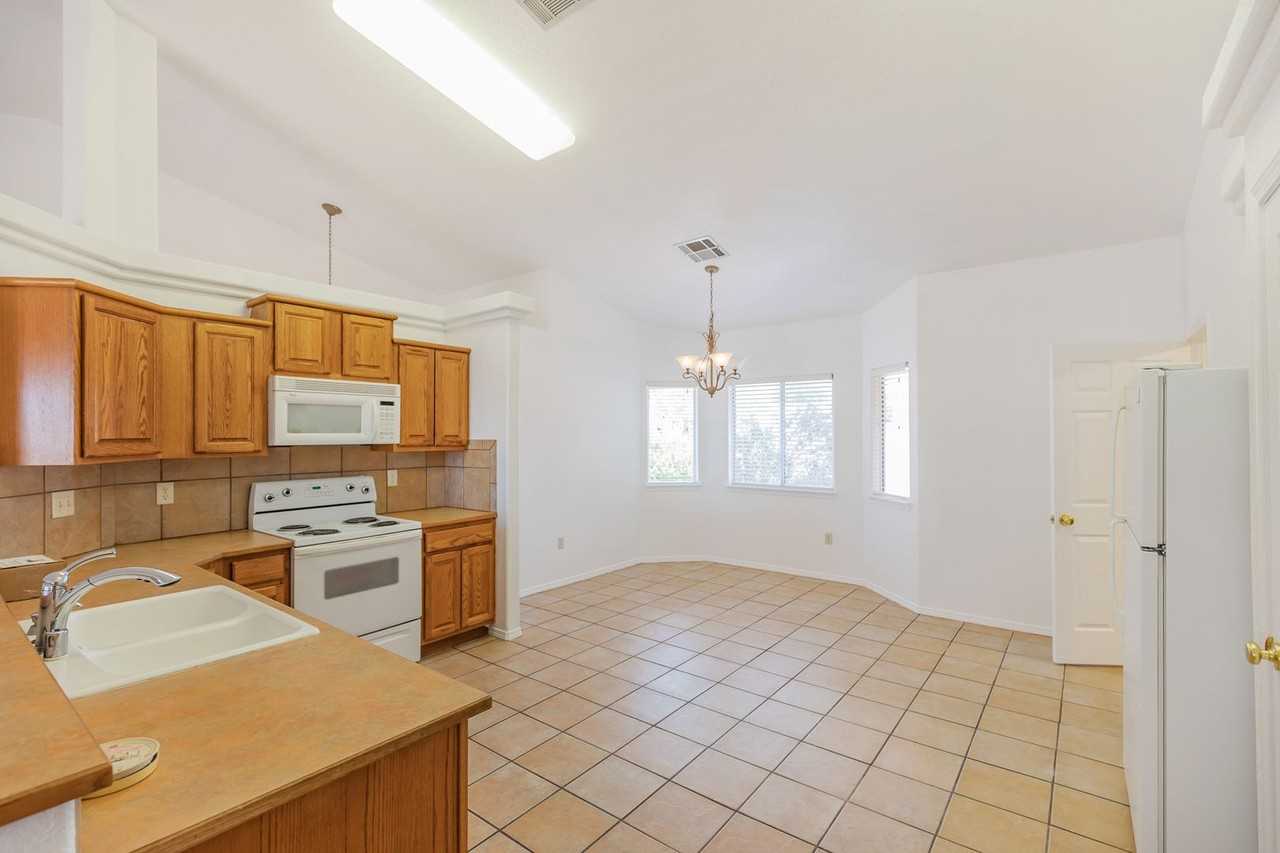 2400 Saguaro Loop - Photo 4 of 33