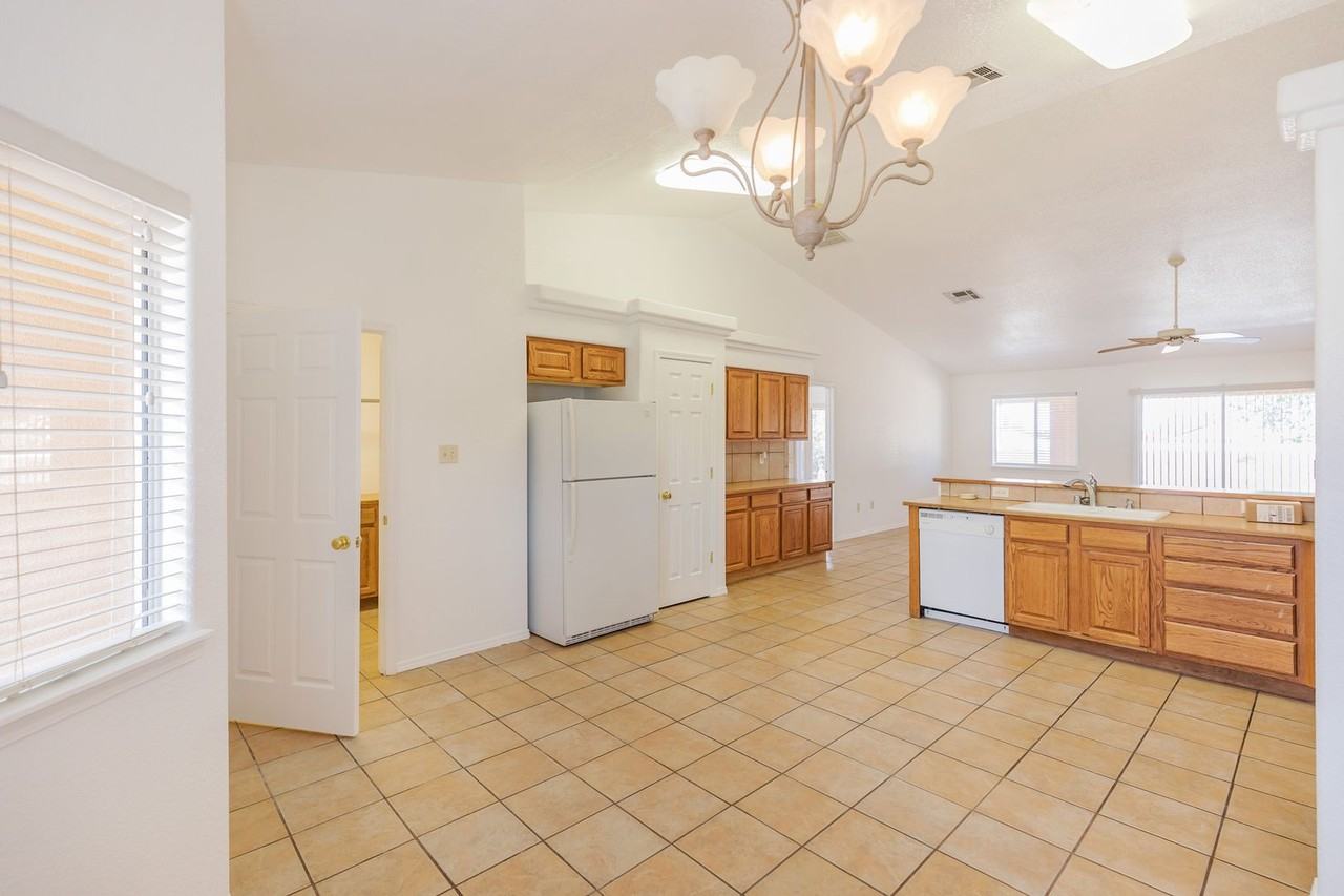 2400 Saguaro Loop - Photo 5 of 33