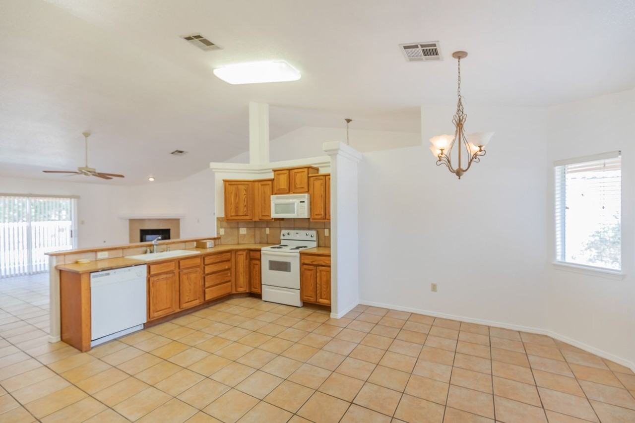 2400 Saguaro Loop - Photo 6 of 33