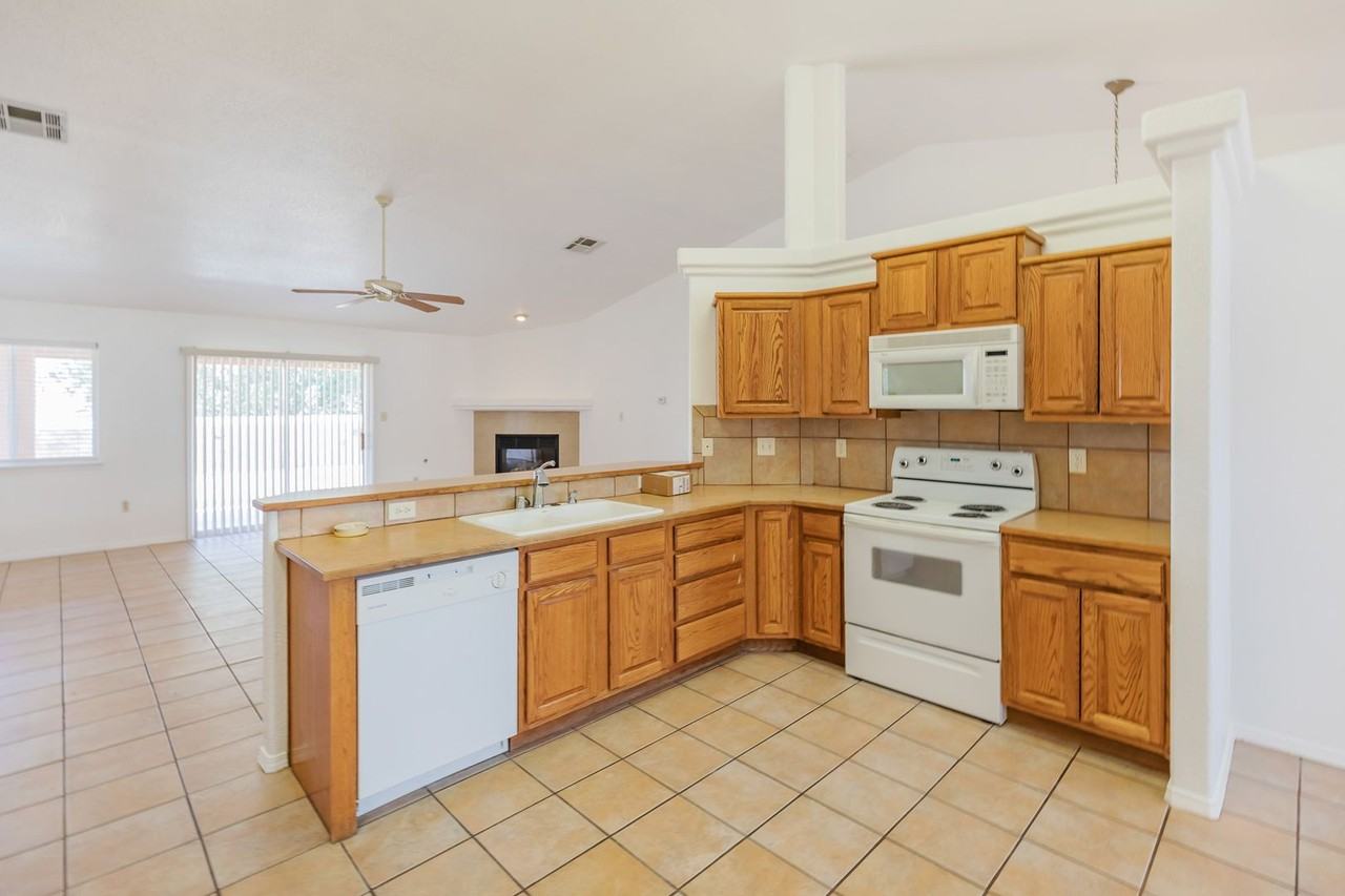 2400 Saguaro Loop - Photo 7 of 33