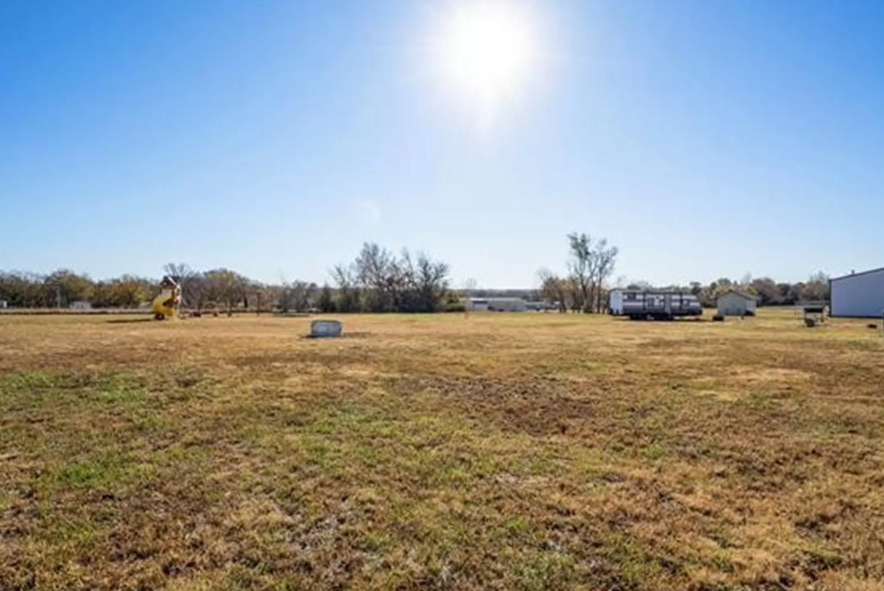 12667 S Oak Ave - Photo 3 of 43